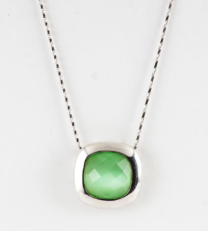 null SILVER

Silver chain and pendant set with a chiseled green stone.

Dimensions:...