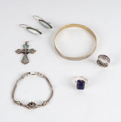 null ARGENT / SILVER

Lot de bijoux en argent compenant un bracelet composé de deux...