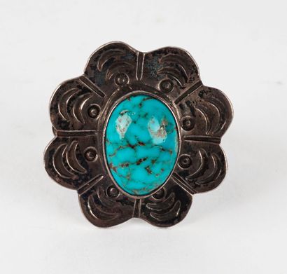 null RING TURQUOISE

Navajo silver ring in the shape of a flower set with a turquoise...