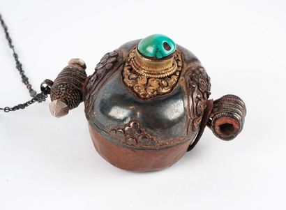 null TIBET

Tibetan Gau amulet in metal decorated with a turquoise.

Dimensions:...
