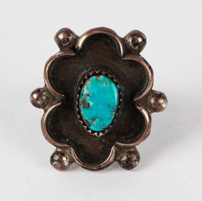 null SILVER TURQUOISE

Silver ring in the shape of a flower set with a turquoise.

Gross...