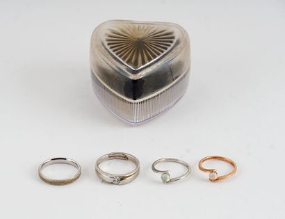 null SILVER RINGS

Set of four silver rings, one of which is plated set with a translucent...