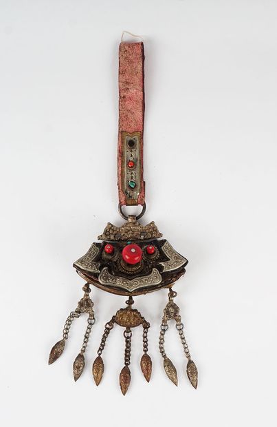 null Tibetan purse in leather and metal decorated with colored stones.

Dimensions:...