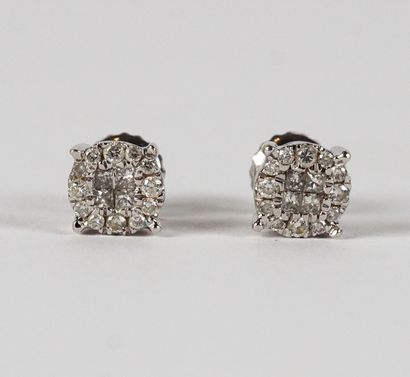 null 14K GOLD DIAMONDS

14K white gold earrings set with diamonds.

Gross weight:...