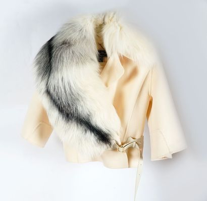 null SALVATORE FERRAFAMO

Cashmere jacket by Salvatore Ferragamo and removable white...
