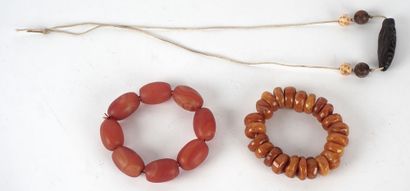 null Lot consisting of a necklace adorned with a dzi, and two bracelets, one in agate...