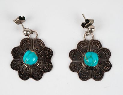 null EARRINGS

Silver earrings in the shape of a flower adorned with a turquoise...