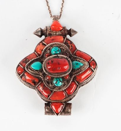 null TIBET

Tibetan Gau amulet in silver decorated with stones.

Dimensions: 5.5...