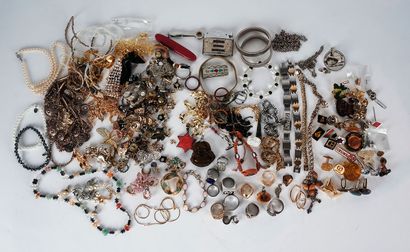 null FANTAISIE / COSTUME

Lot de bijoux fantaisie comprenant des colliers en pierres...