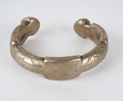 null AFRICANA

Bronze bracelet.

Diameter: 6.2cm - 2.6 "