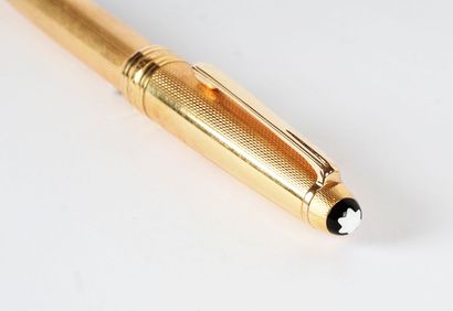 null MONTBLANC 

Gold-plated Montblanc Meisterstuck pen. 

Dimensions: 14 cm - 5.5...