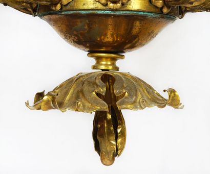 null Grand lustre de style Louis XV en bronze doré décoré de rocailles, à 8 branches...