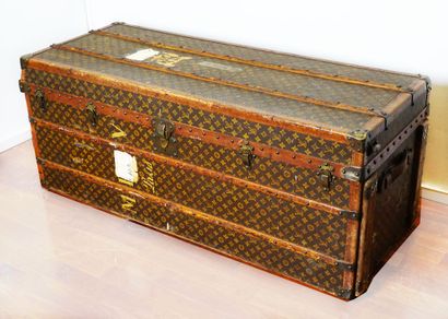 null LOUIS VUITTON - Wardrobe trunk in canvas, stenciled monogram, gilt brass and...