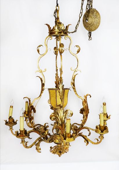 null Large Louis XV style chandelier in gilded bronze decorated with rockeries, with...