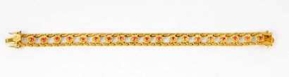 null OR 18K RUBIS / 18K GOLD RUBIES

Bracelet ajouré en or jaune 18K à motifs de...