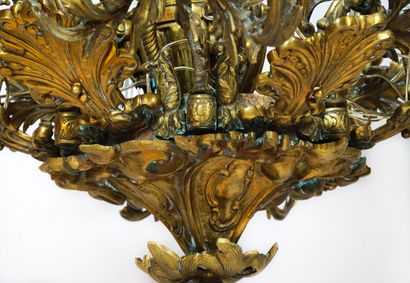 null Lustre de style Louis XV en bronze patiné et décor de rocailles, à 18 branches...