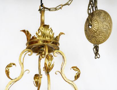 null Grand lustre de style Louis XV en bronze doré décoré de rocailles, à 8 branches...