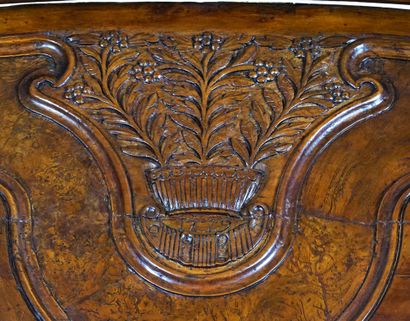 null Armoire d’époque Louis XV en bois mouluré et sculpté à décor floral, reposant...