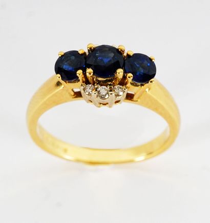 null 18K GOLD SAPPHIRES

Birks trinity ring in 18K gold adorned with three sapphires...