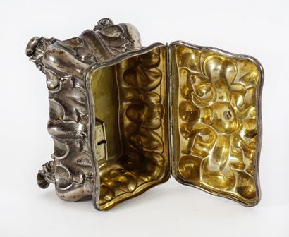 null Coffret à épices, ou récipeint Etrog, en argent repoussé, la poignée à décors...