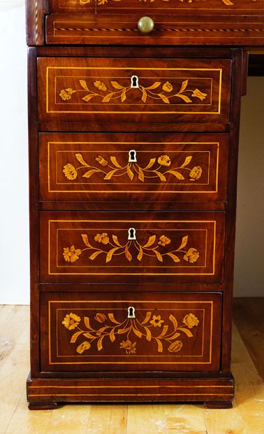 null Rare cylinder desk from the Charles X period in fine marquetry, opens with a...