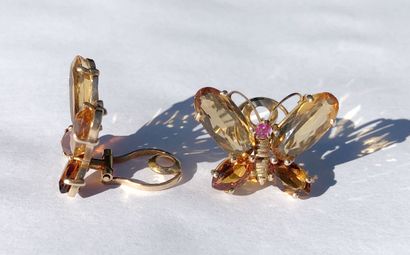 null 14K GOLD TOPAZ

Pair of 14K yellow gold butterfly-shaped clip-on earrings adorned...