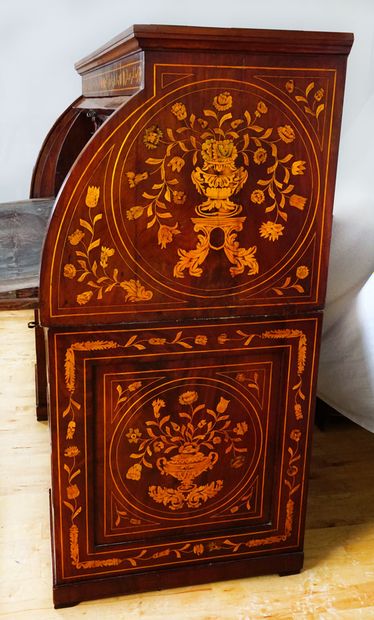 null Rare cylinder desk from the Charles X period in fine marquetry, opens with a...