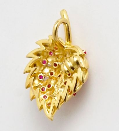 null OR 18K / 18K GOLD

Deux pendentifs en or jaune 18K en forme de feuille serti...