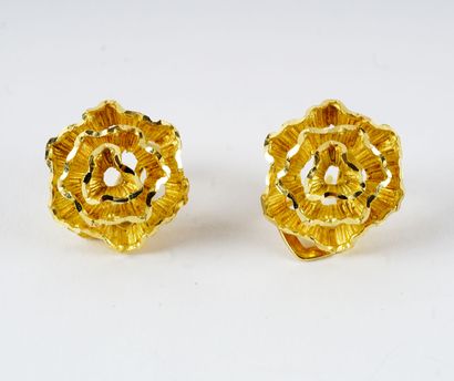 null 14K GOLD

Pair of 14K yellow gold earrings, stylizing wavy and openwork flowers.

Gross...