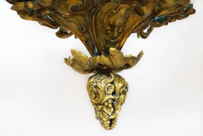 null Lustre de style Louis XV en bronze patiné et décor de rocailles, à 18 branches...