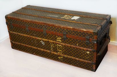 null LOUIS VUITTON - Wardrobe trunk in canvas, stenciled monogram, gilt brass and...
