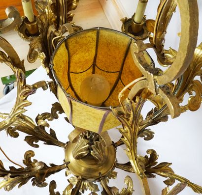 null Large Louis XV style chandelier in gilded bronze decorated with rockeries, with...