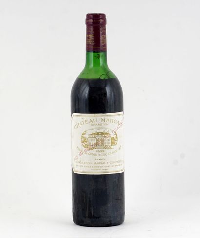  Château Margaux 1982 
Margaux Appellation Contrôlée 
Niveau bas 
1 bouteille
