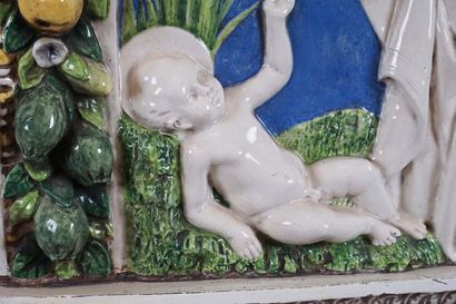 null Important plaque murale polychrome en majolique à décor d'une Vierge à l'Enfant

XIXe...