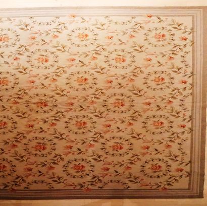 null Tapis français Aubusson de style ‘’Mille fleurs ‘’ 

en laine à décor floral...