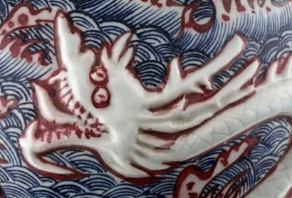 null MEIPING

Vase bleu et rouge de type meiping en porcelaine décoré d'un dragon...