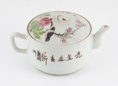 null FAMILLE ROSE

Porcelain teapot, with enamelled famille rose decoration of birds...