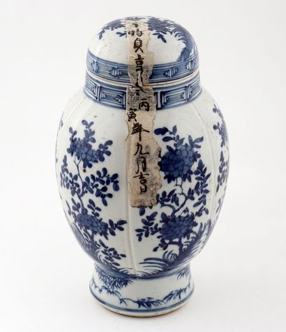 null PORCELAINE / PORCELAIN

Un vase couvert en porcelaine bleue et blanche avec...