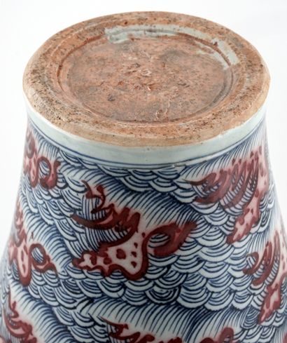 null MEIPING

Vase bleu et rouge de type meiping en porcelaine décoré d'un dragon...