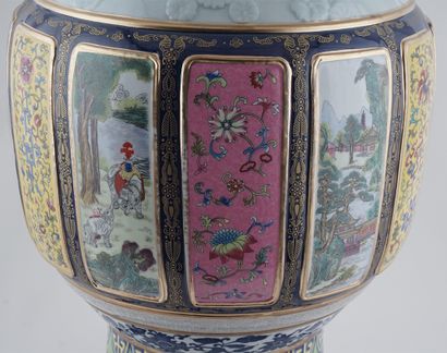 null PORCELAINE / PORCELAIN

Un vase balustre ouvragé en porcelaine à deux anses,...