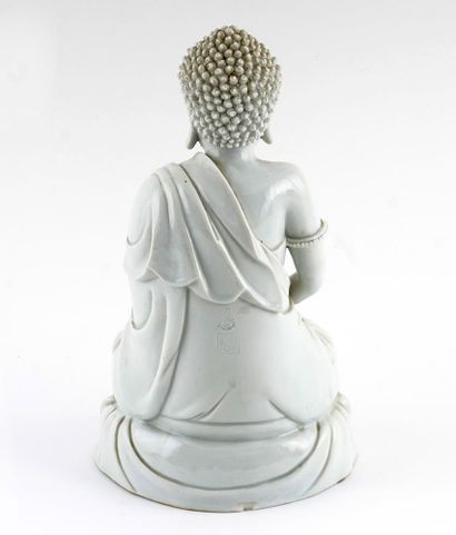 null BOUDDHA / BUDDHA

Sujet en porcelaine blanc de Chine, représentant le bouddha...