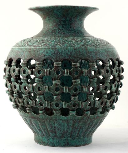 null PORCELAINE / PORCELAIN

Un vase en porcelaine à glaçure turquoise avec touches...