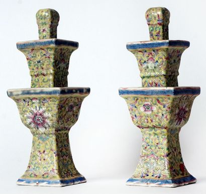 null FAMILLE ROSE

Pair of porcelain candelabra with three registers, with enamel...