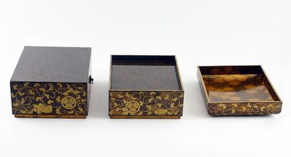 null PÉRIODE MEIJI / MEIJI PERIOD

Coffret en laque, à décor à l’or sur fond nashi-ji...