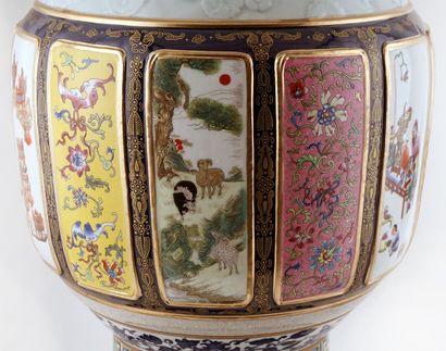 null PORCELAINE / PORCELAIN

Un vase balustre ouvragé en porcelaine à deux anses,...