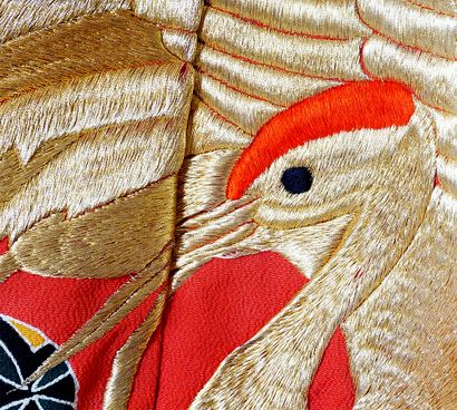 null JAPON / JAPAN

Un kimono rouge orné de grues brodées à l'aide de fil doré. Japon,...