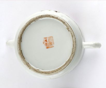null FAMILLE ROSE

Porcelain teapot, with enamelled famille rose decoration of birds...