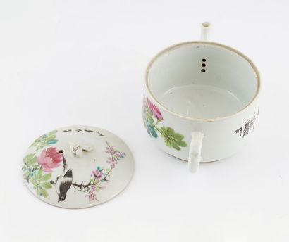 null FAMILLE ROSE

Porcelain teapot, with enamelled famille rose decoration of birds...