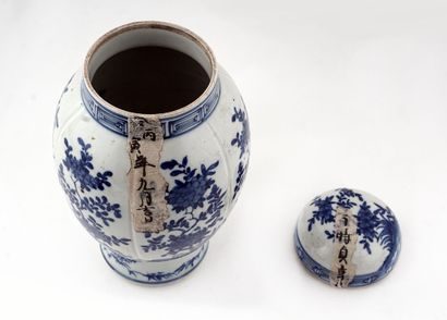 null PORCELAINE / PORCELAIN

Un vase couvert en porcelaine bleue et blanche avec...