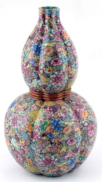 null FAMILLE ROSE

Vase très coloré de type huluping en porcelaine. Il est décoré...